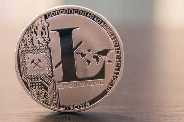 Ahşap masa üzerinde gümüş Litecoin duruyor