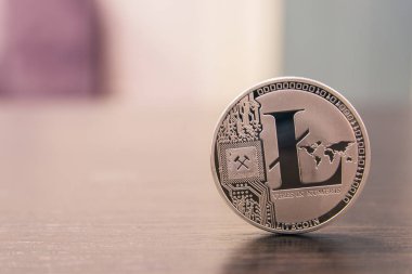 Ahşap masa üzerinde gümüş Litecoin duruyor