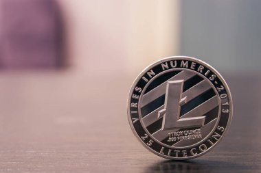 Ahşap masa üzerinde gümüş Litecoin duruyor
