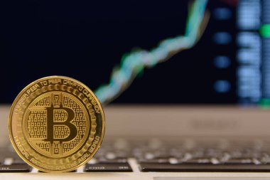 grafik artan notebook klavye üzerinde altın bitcoin