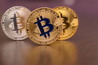ahşap masa üzerinde altın ve gümüş bitcoins