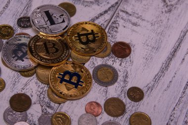 bitcoins gümüş ve altın ve gümüş Litecoin ahşap arka plan üzerinde