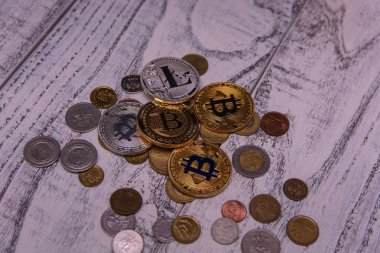 bitcoins gümüş ve altın ve gümüş Litecoin ahşap arka plan üzerinde