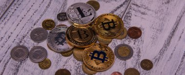 bitcoins gümüş ve altın ve gümüş Litecoin ahşap arka plan üzerinde