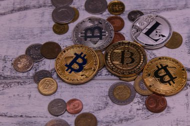 bitcoins gümüş ve altın ve gümüş Litecoin ahşap arka plan üzerinde