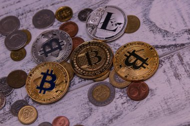 bitcoins gümüş ve altın ve gümüş Litecoin ahşap arka plan üzerinde