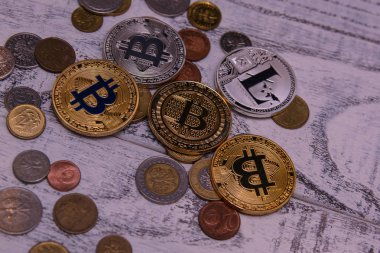 bitcoins gümüş ve altın ve gümüş Litecoin ahşap arka plan üzerinde