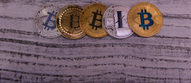 bitcoins gümüş ve altın ve gümüş Litecoin ahşap arka plan üzerinde