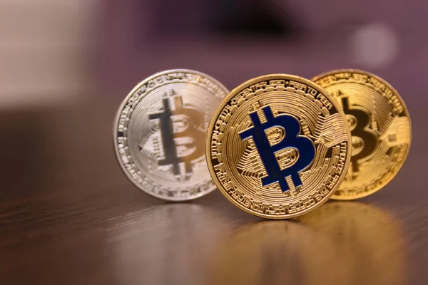 Goldene Und Silberne Bitcoins Auf Holztisch — Stockfoto
