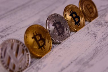  eski ahşap masa üzerinde gümüş litecoin ile altın ve gümüş bitcoins