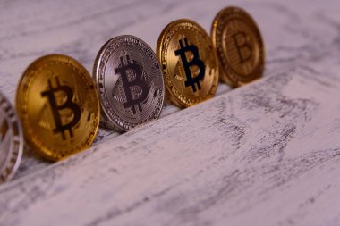  eski ahşap masa üzerinde gümüş litecoin ile altın ve gümüş bitcoins