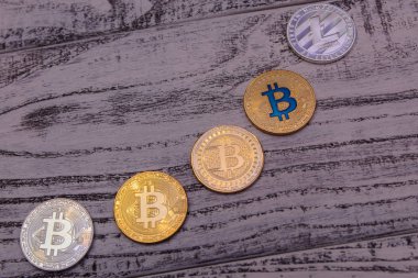  eski ahşap masa üzerinde gümüş litecoin ile altın ve gümüş bitcoins