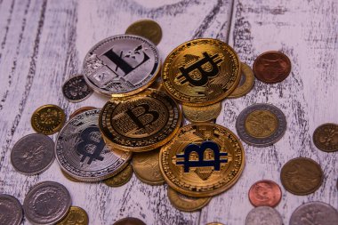 bitcoins gümüş ve altın ve gümüş Litecoin ahşap arka plan üzerinde