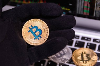  Elinde eldiven altın bitcoin
