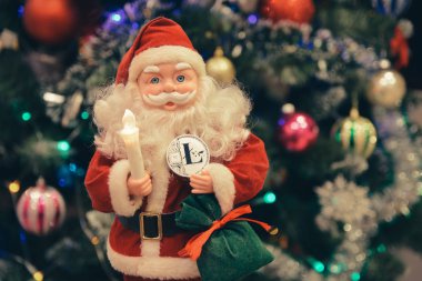 Noel Baba'nın elinde gümüş litecoin