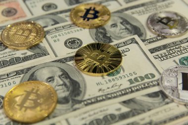  altın ve gümüş bitcoins ve litecoin hundres dolar faturaları arka plan üzerinde