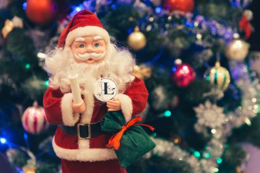 Claus santa bitcoin tutan seçici odak 