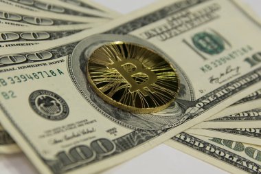 altın ve gümüş bitcoins ve litecoin hundres dolar faturaları arka plan üzerinde