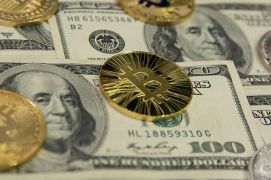 altın ve gümüş bitcoins ve litecoin hundres dolar faturaları arka plan üzerinde