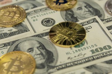 altın ve gümüş bitcoins ve litecoin hundres dolar faturaları arka plan üzerinde
