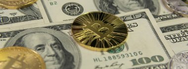 altın ve gümüş bitcoins ve litecoin hundres dolar faturaları arka plan üzerinde