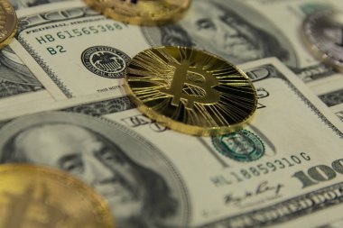 altın ve gümüş bitcoins ve litecoin hundres dolar faturaları arka plan üzerinde