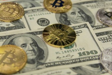 altın ve gümüş bitcoins ve litecoin hundres dolar faturaları arka plan üzerinde