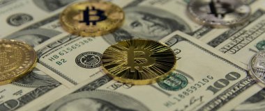 altın ve gümüş bitcoins ve litecoin hundres dolar faturaları arka plan üzerinde