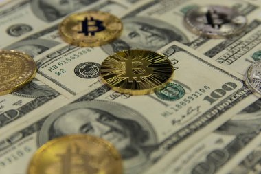 altın ve gümüş bitcoins ve litecoin hundres dolar faturaları arka plan üzerinde