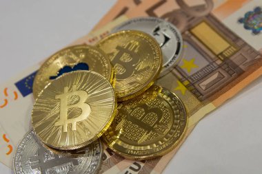 altın ve gümüş bitcoins ve litecoin 50 euro faturaları arka plan üzerinde