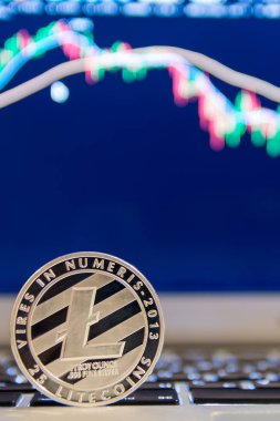 Grafik azalan ile defter keydoard üzerinde gümüş Litecoin