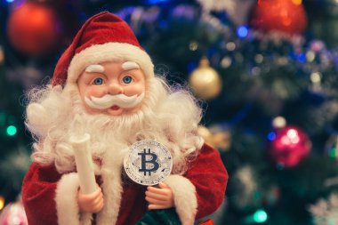 Claus santa bitcoin tutan seçici odak 