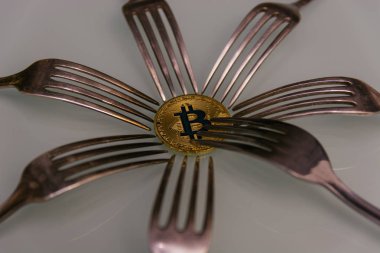  Gümüş çatal ile altın bitcoin