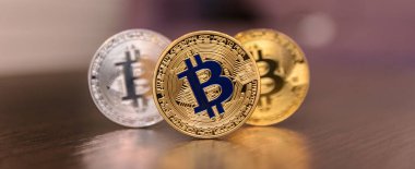  ahşap masa üzerinde altın ve gümüş bitcoins