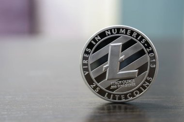 Ahşap masa üzerinde gümüş Litecoin