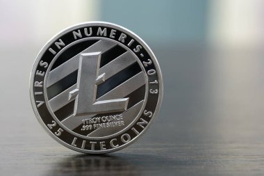 Ahşap masa üzerinde gümüş Litecoin