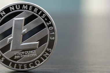 Ahşap masa üzerinde gümüş Litecoin