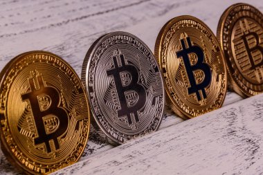  Altın bitcoin ve litecoin eski ahşap tablo
