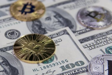  Altın bitcoins ve litecoin yüz dolar faturaları arka plan üzerinde