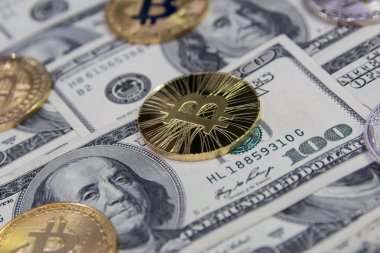  Altın bitcoins ve litecoin yüz dolar faturaları arka plan üzerinde