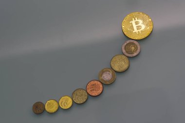  Altın bitcoin ve basit para yatan artan grafik biçiminde cam