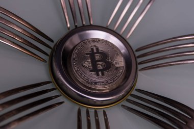  Gümüş çatal ile gümüş matall daire üzerinde gümüş bitcoin