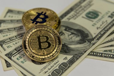  yüz dolar faturaları arka plan üzerinde altın bitcoins