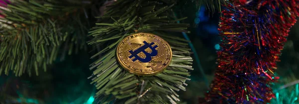 クリスマス ツリーに黄金 Bitcoin — ストック写真