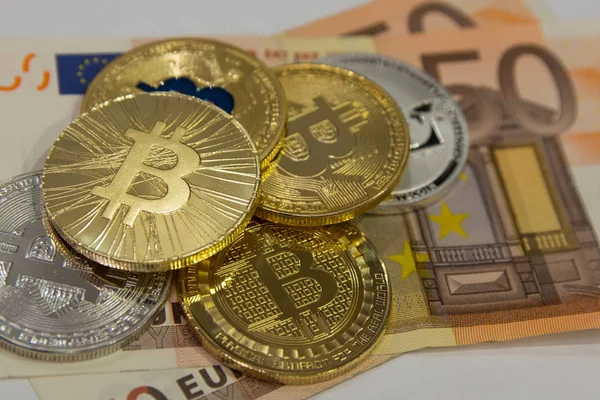 altın ve gümüş bitcoins ve litecoin 50 euro faturaları arka plan üzerinde