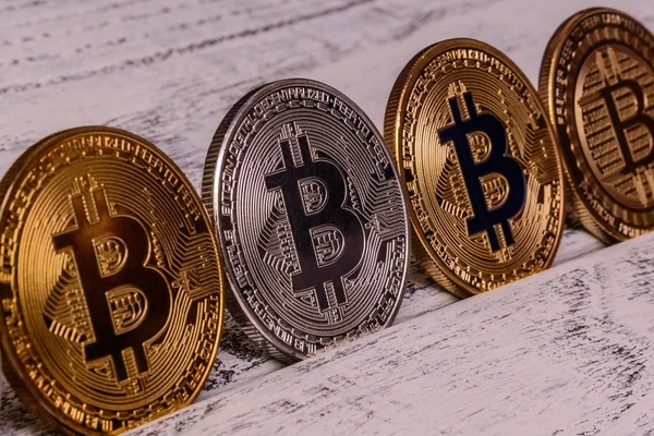 Goldener Bitcoin Und Litecoin Auf Altem Holztisch — Stockfoto