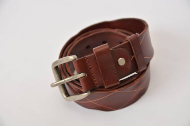 Beyaz arka plan üzerinde izole şık deri kahverengi kemer