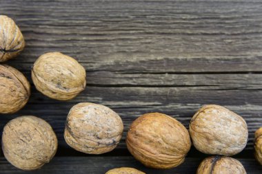 Tahta masadaki cevizler