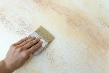 adam boyama duvar fırçası ile görüntü kırpılmış