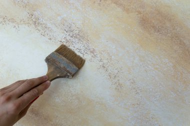 adam boyama duvar fırçası ile görüntü kırpılmış